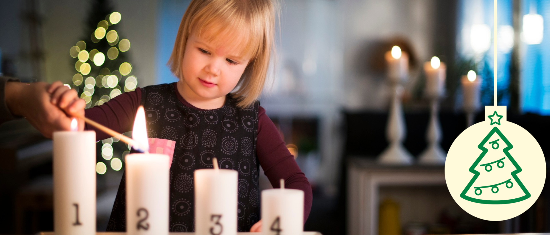 Tyttö sytyttää pöydällä rivissä olevia neljää adventtikynttilää