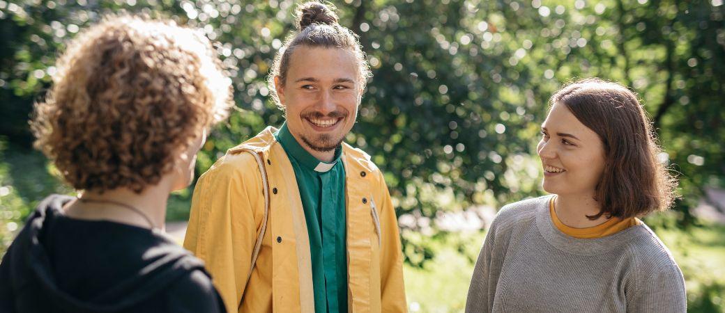 Diakoni ja kaksi ihmistä