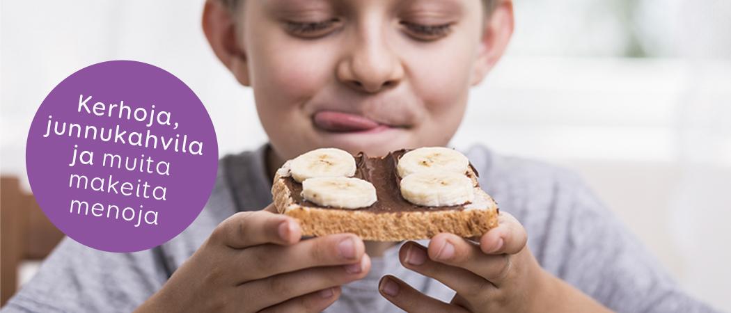 Kouluikäinen poika haukkaamassa herkkuleipää jonka päällä suklaata ja banaania. Pallossa teksti: junnukahvila, kerhoja ja muita makeita menoja.