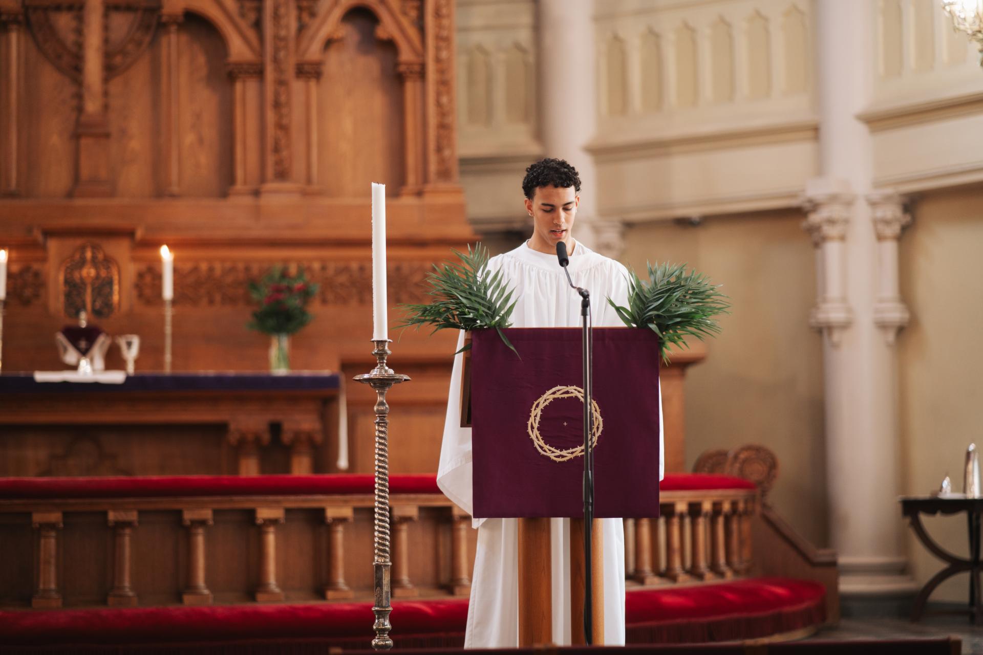 Palmsöndag med dekorationer i kyrkan.