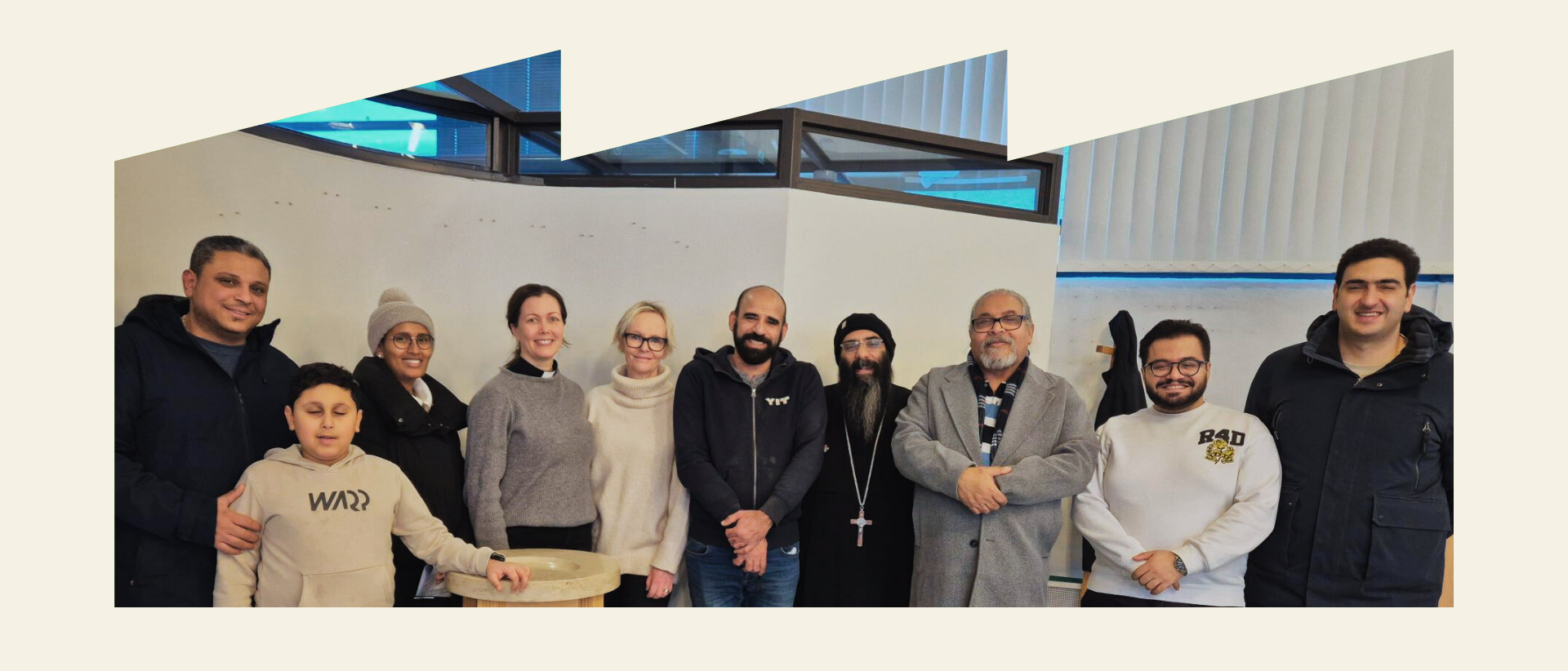 Kuvassa on Suomen koptiortodoksisen kirkon ja Malmin seurakunnan työntekijöitä Siltamäen seurakuntakodilla