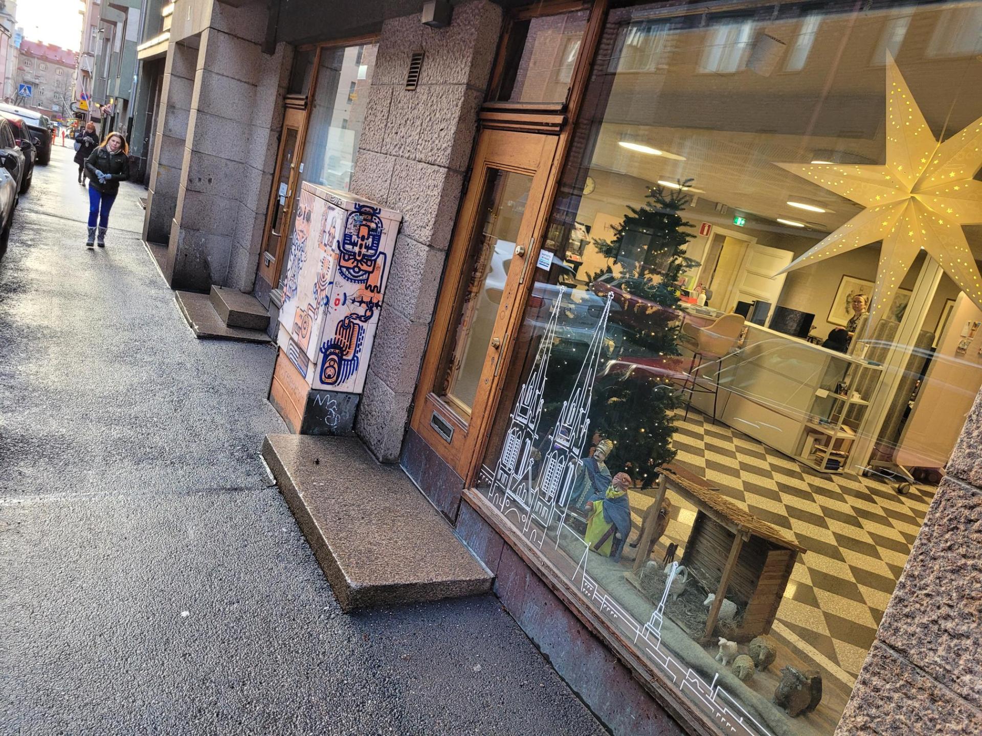 Julkrubba i fönstret mot Högbergsgatan vid Johannes församlings kansli.