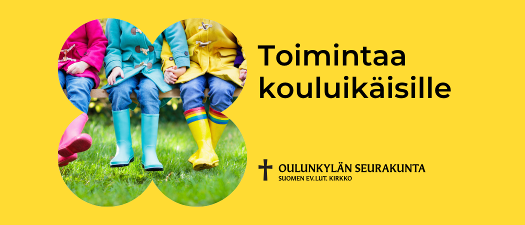 Lapset istuskelee penkill&auml; riviss&auml; ja pit&auml;v&auml;t toisiaan k&auml;sist&auml; kiinni. Heill&auml; on v&auml;rikk&auml;&auml;t vaatteet p&auml;&auml;ll&auml; ja kumisaappaat jalassa