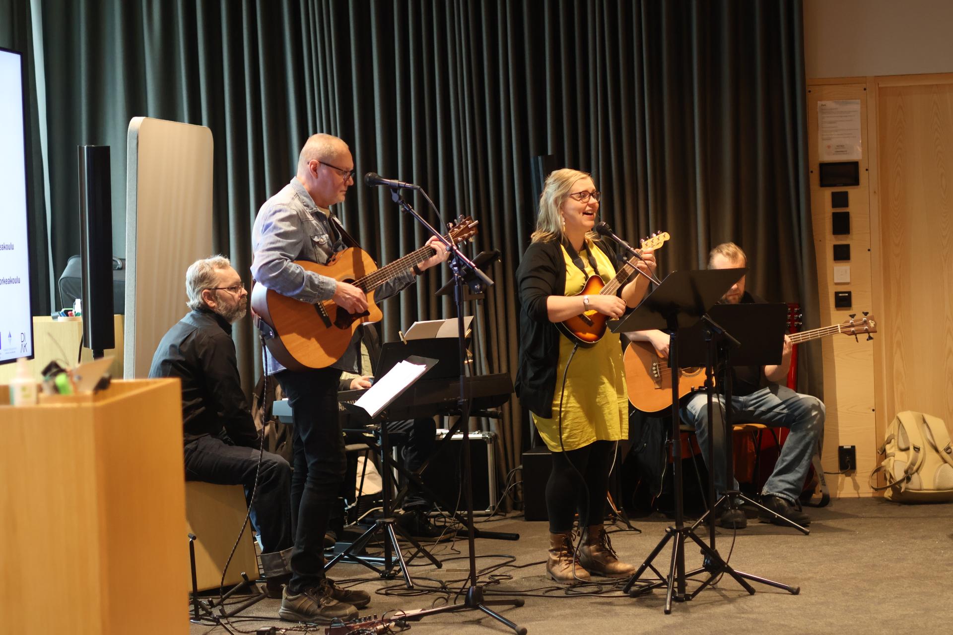 Bändi jossa etualalla kitaristi ja mandoliinin soittaja.