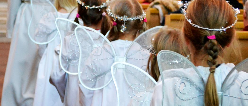 Lapsia enkelikulkueessa Kannelmäen kirkossa