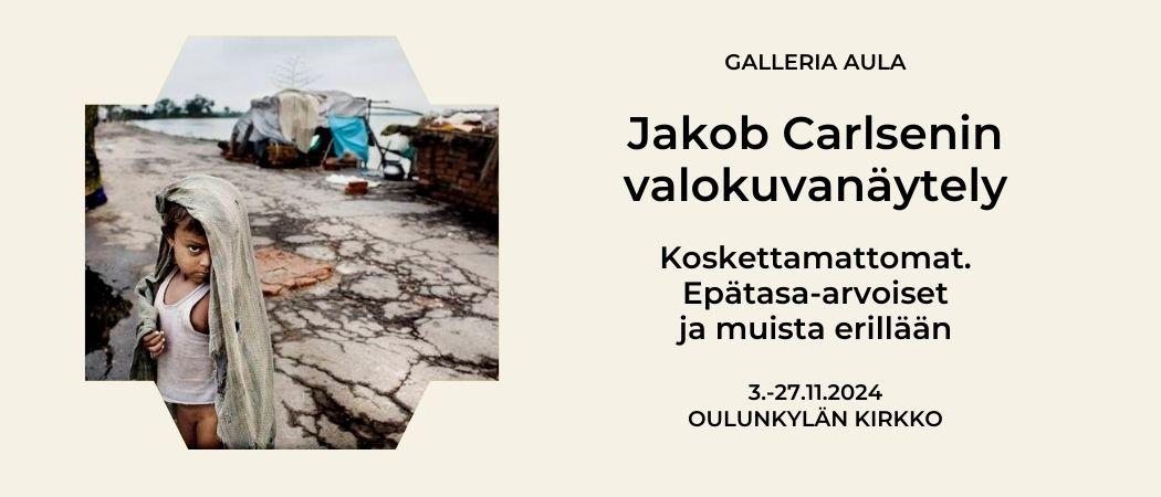 Pieni lapsi seisoo kadulla ja katsoo kameraan, päällään vain likainen paita. Asfaltti on rikkinäinen, taustalla itse kyhättyjä asumuksia. Kuvaaja Jacob Carlsen