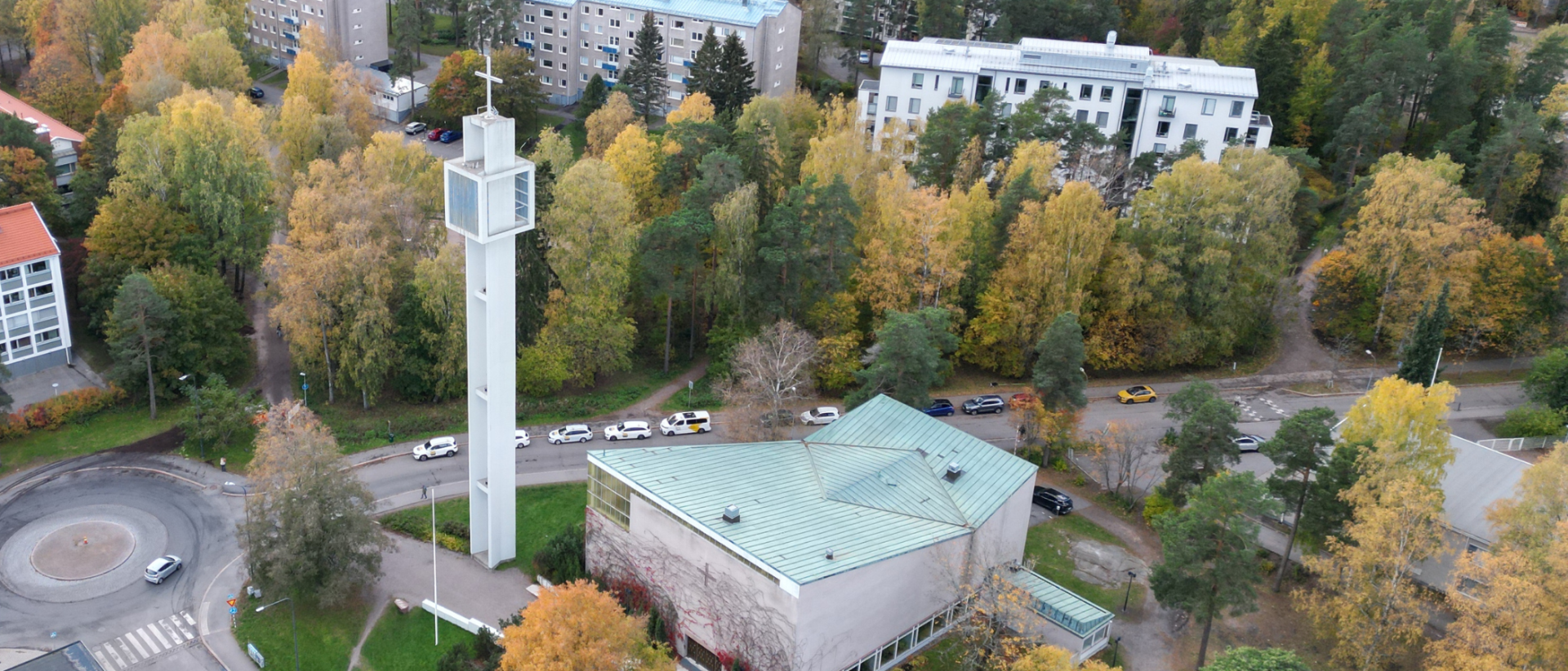 syksyinen ilmakuva Munkkivuoren kirkosta