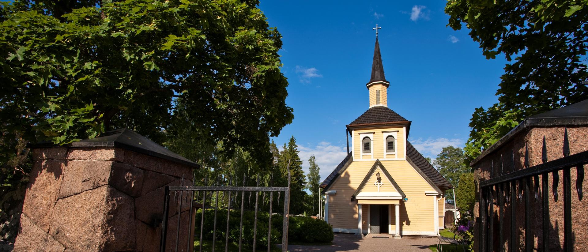 östersundomin kirkko kesällä