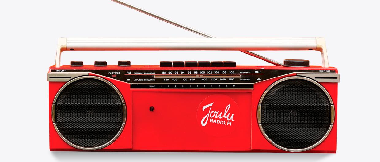 valkoisella taustalla punainen vanha radio jossa Jouluradion logo