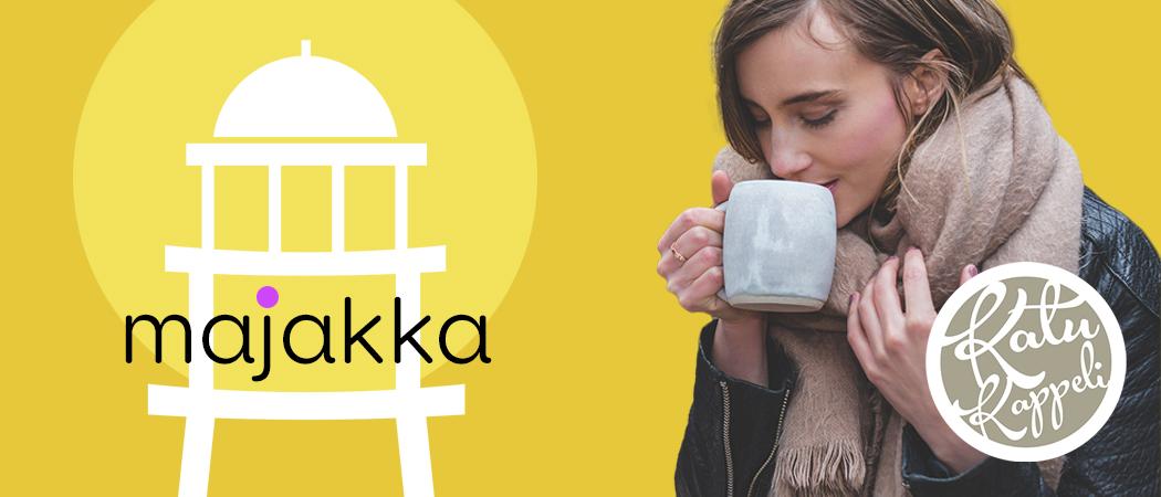 Keltainen tausta jossa piirretty majakan siluetti, etualalla kahvia juova nuori nainen.