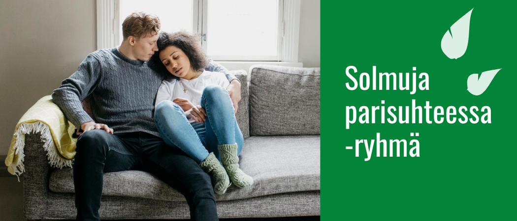 Pariskunta istuu sohvalla.