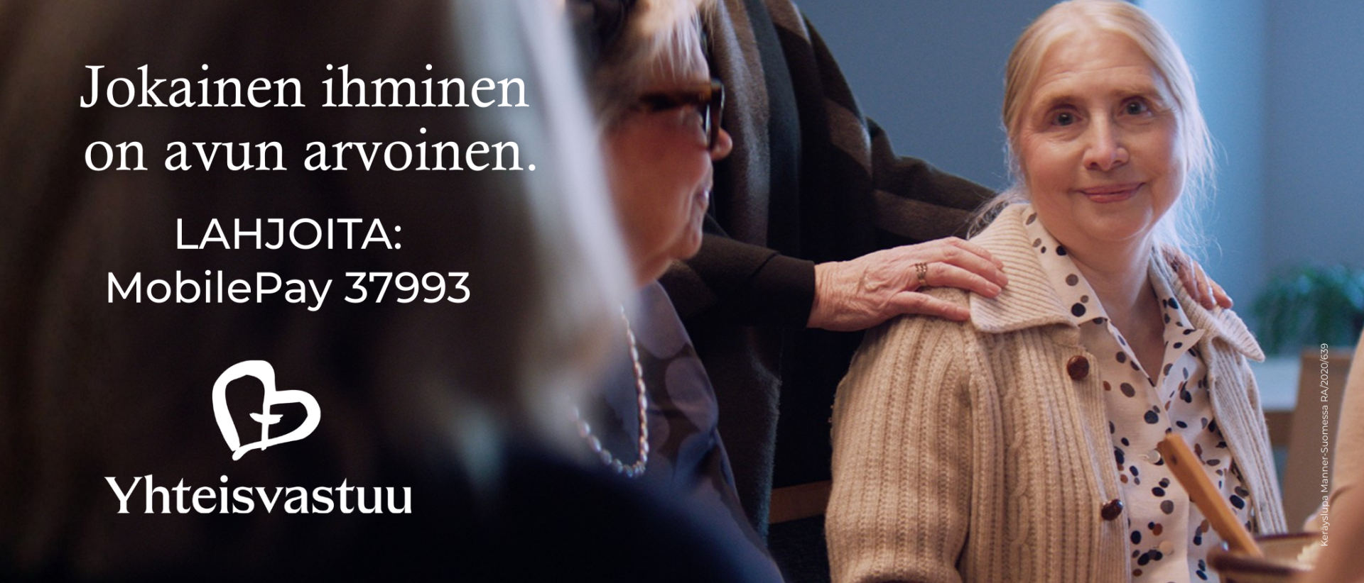 vanhus, nainen katsoo koti. Vasemmalla tummalla pohjalla valkoinen teksti Jokainen ihminen on avun arvoinen. Lahjoita: MobilePay 37993. Yhteisvastuuker&auml;yksen valkoinen logo alla.