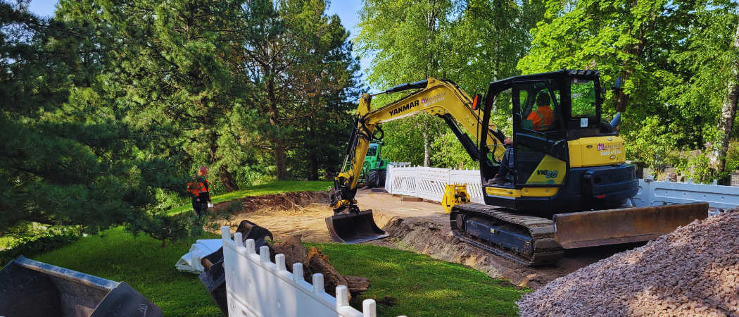 En grävmaskin som arbetar med sand.