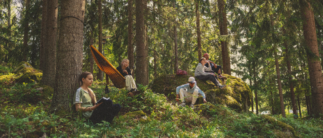 Konfirmander i en skogsglänta.