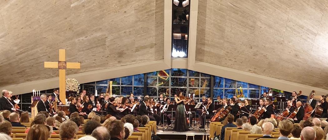 Helsingin kaupunginorkesteri solistinaan viulisti Alina Pogostkina konsertissa Kannelmäen kirkossa 7.12.2019
