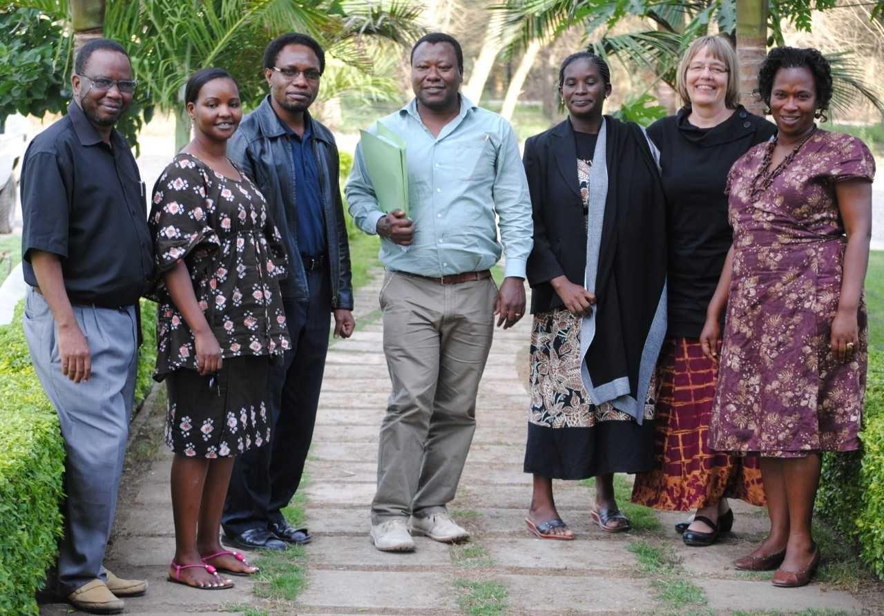 Lähetystyöntekijä Katri Niiranen-Kilasi opettajakollegoidensa kanssa Pohjois-Tansaniassa.