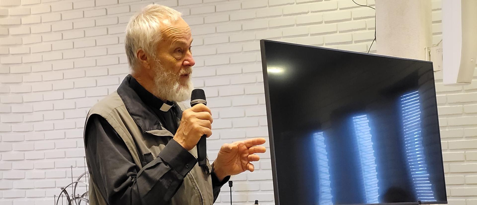 Pekka Palosaari puhuu Munkkiniemen kirkolla lähetyksen pihajuhlassa
