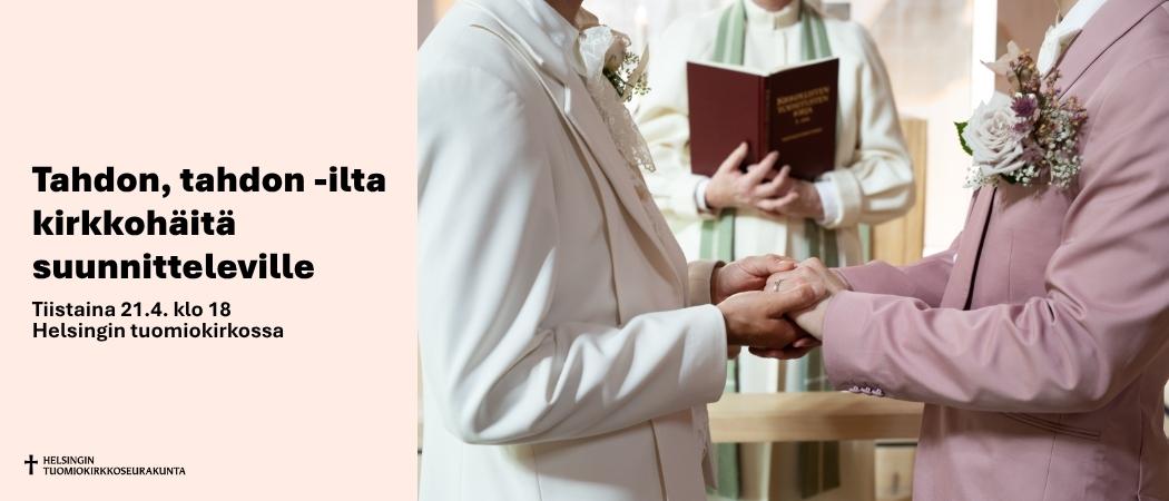 kaksi henkil&ouml;&auml; puvuissa pit&auml;v&auml;t k&auml;sist&auml; kiinni alttarilla, takana pappi