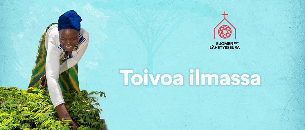 Nainen ja pensas turkoosinsinistä taivasta vasten, Toivoa ilmassa -teksti ja Suomen Lähetysseuran logo