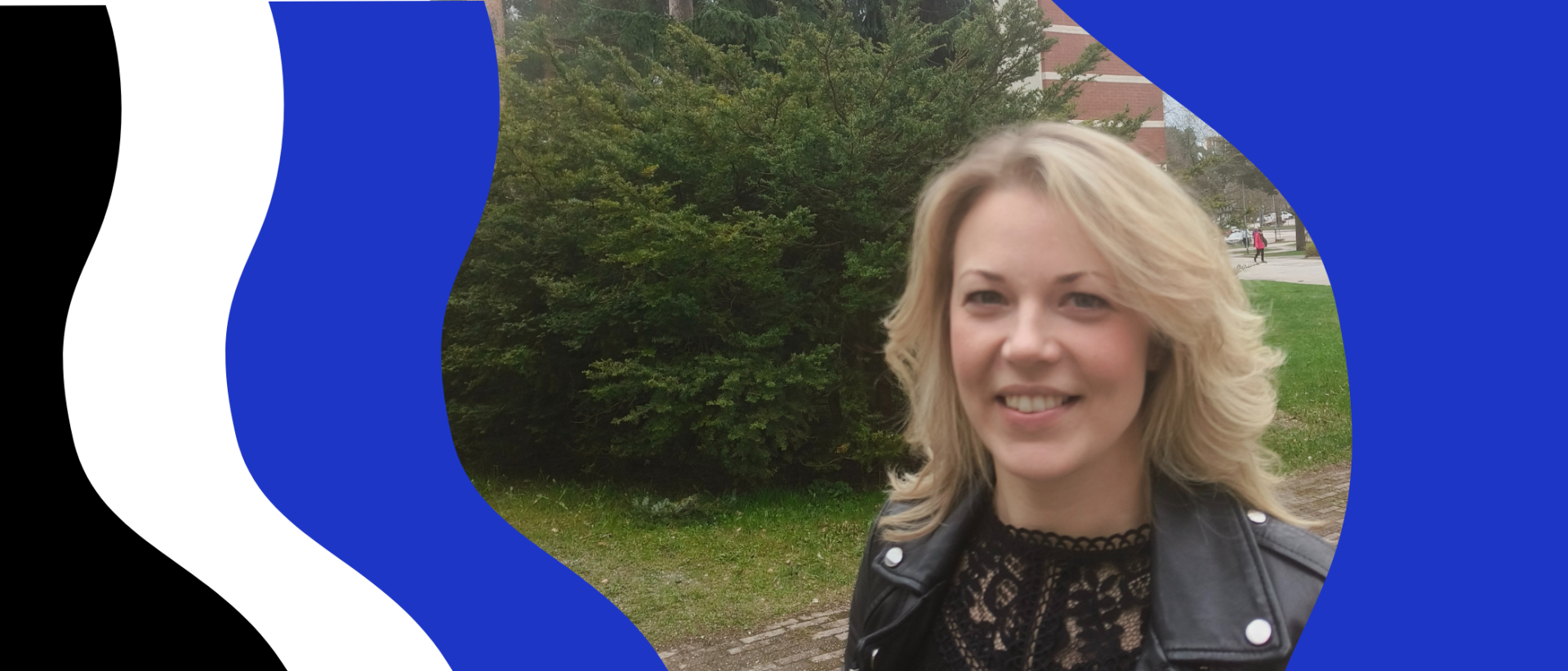 Dagmar Öunap Mikaelin kirkon pihalla. Sini-musta-valkoiset lainekuvat reunoilla