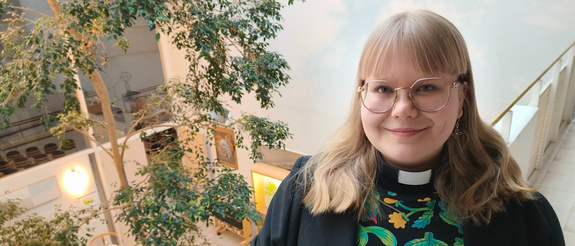 Helmi Pykäläinen kuvattuna Myllypuron kirkon yläkerrassa