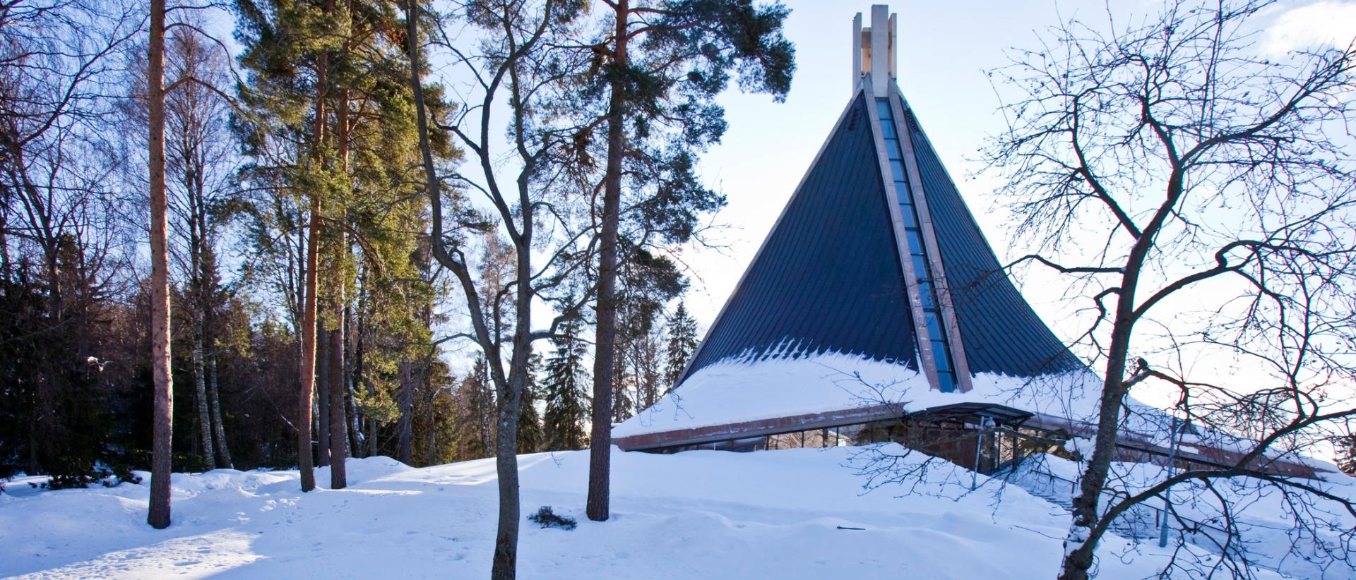 Kannelm&auml;en kirkko talvisessa maisemassa