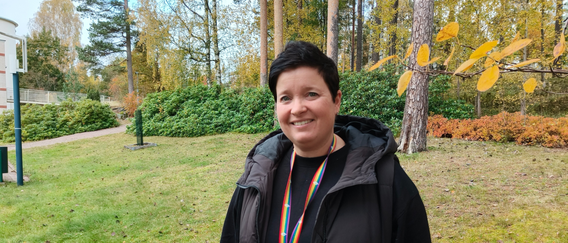 Niina Riihimäki syksyllä MIkaelinkirkon takapihalla