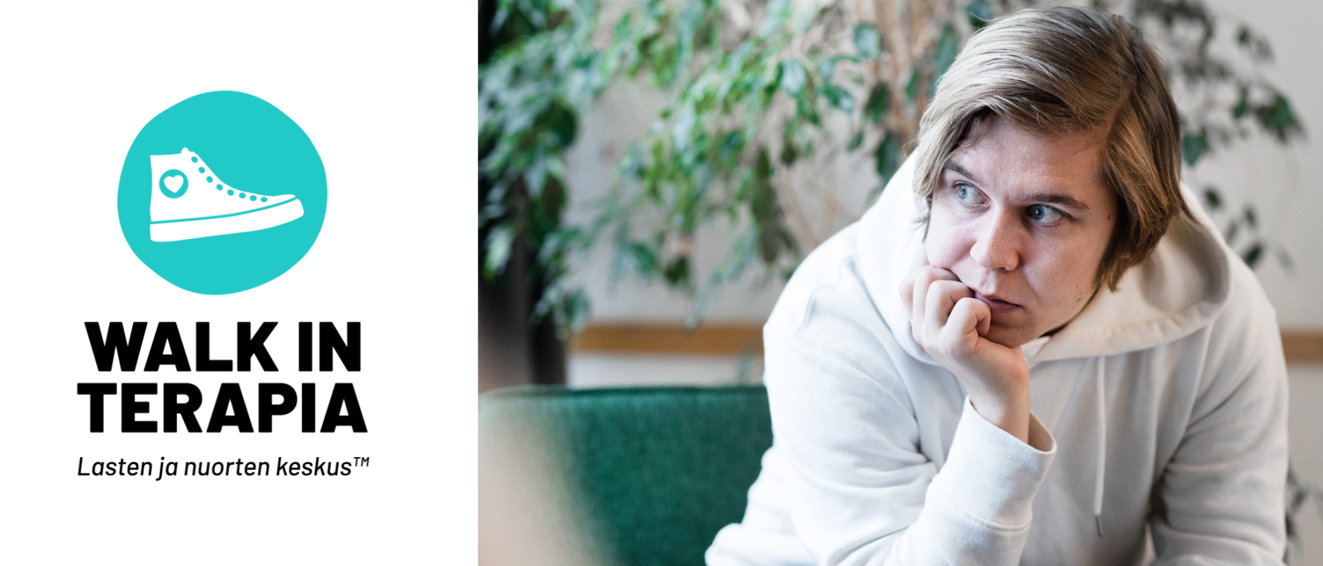 Nuori ihminen istuu valkoinen huppari yllään ja nojaa käteensä katsellen vasemmalle