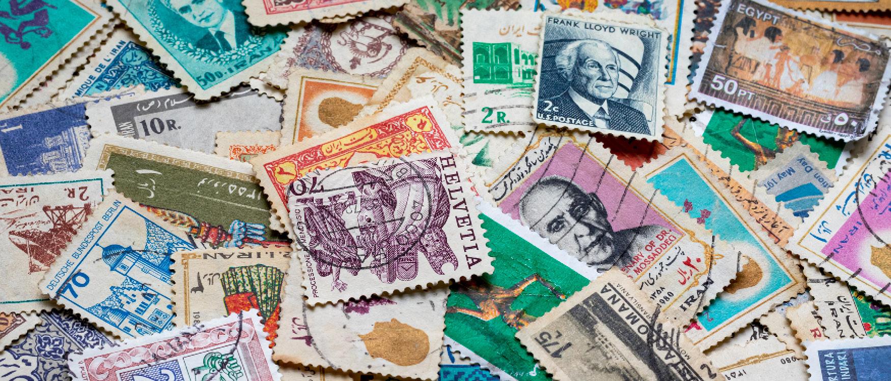 Lähikuvassa runsaasti eri maiden postimerkkejä
