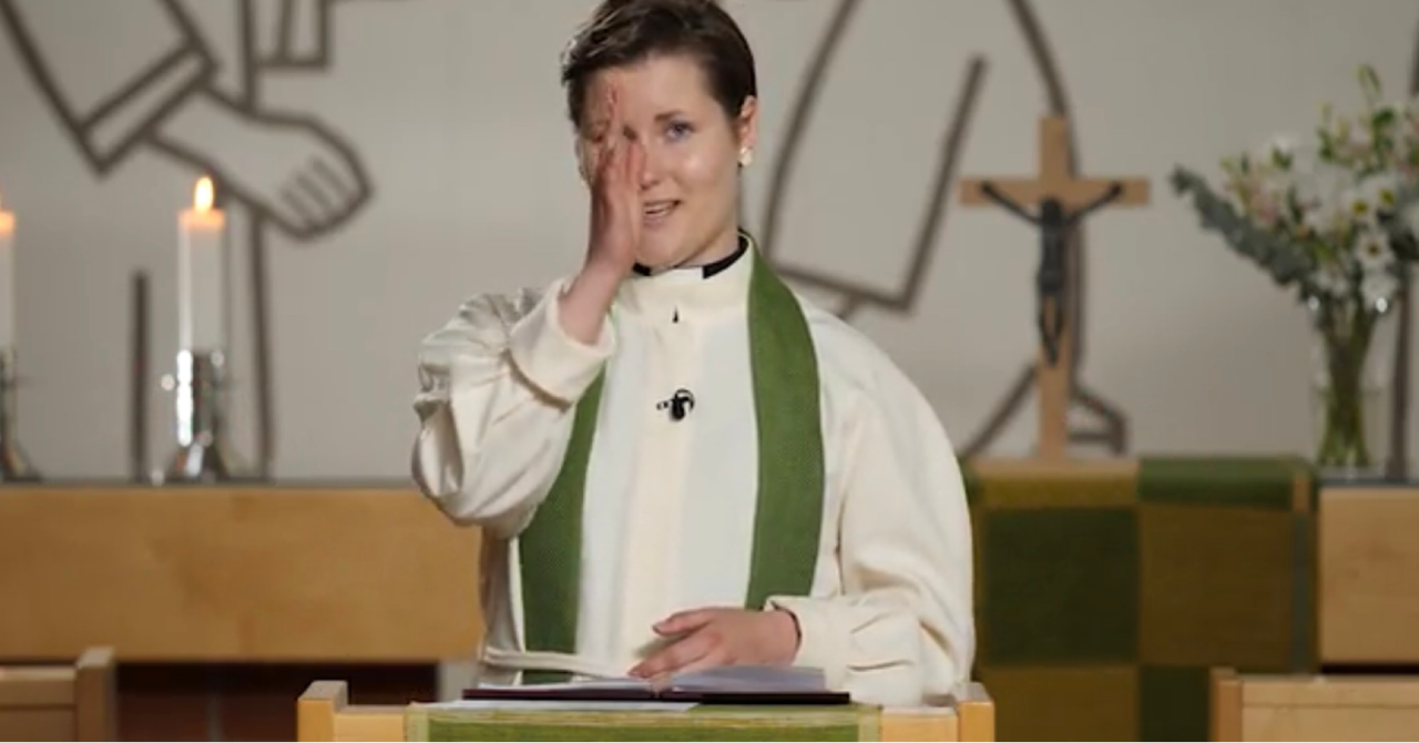 Pastori Heini Kontiainen Vuosaaren kirkon alttarilla. Liturginen väri on vihreä.