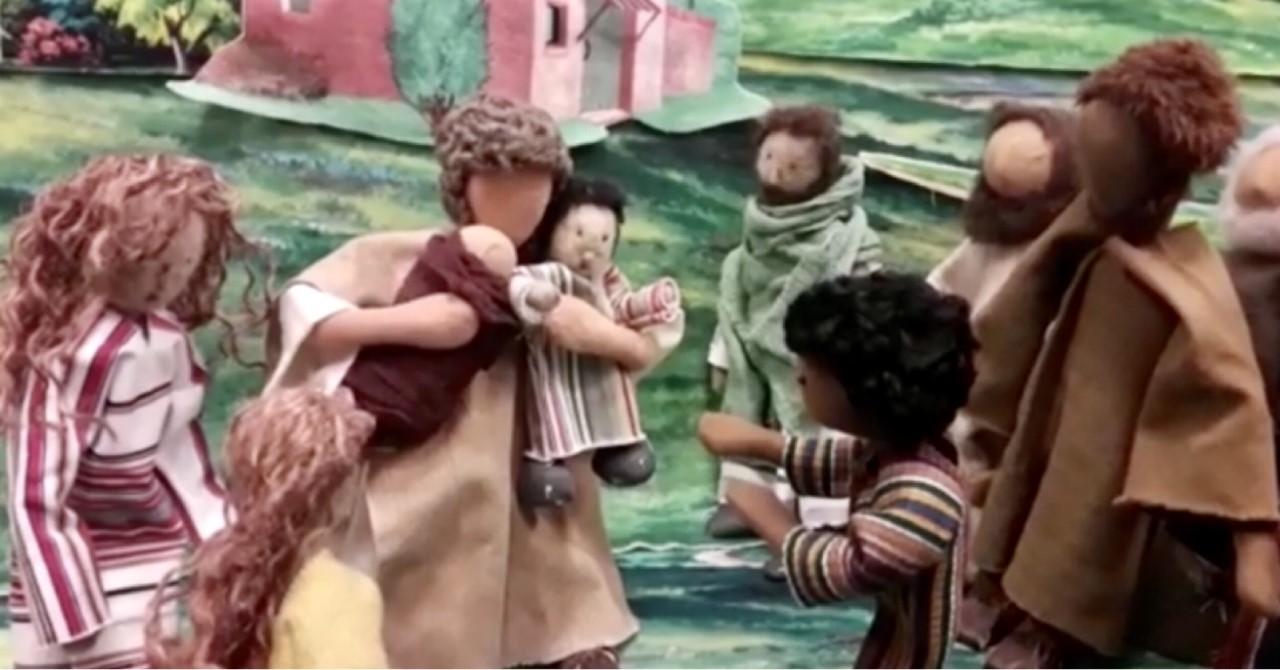 Jeesus nukke, joka pitää sylissään lapsia.
