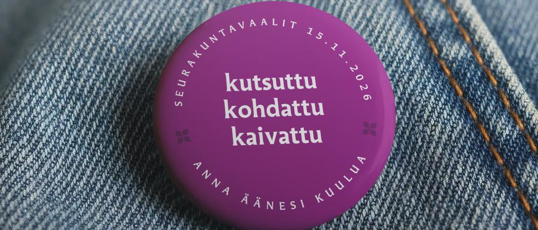 Violetti rintamerkki farkkukankaalla, teksti