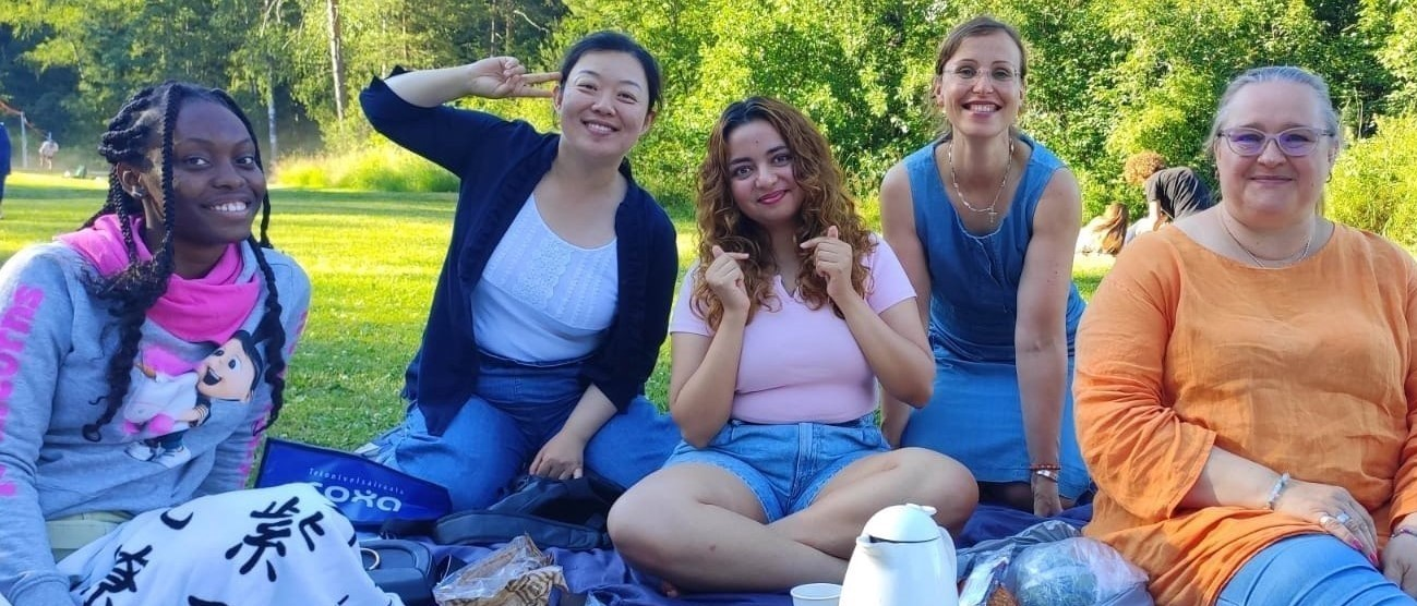 Smiling women on picnic - hymyileviä naisia picnickillä