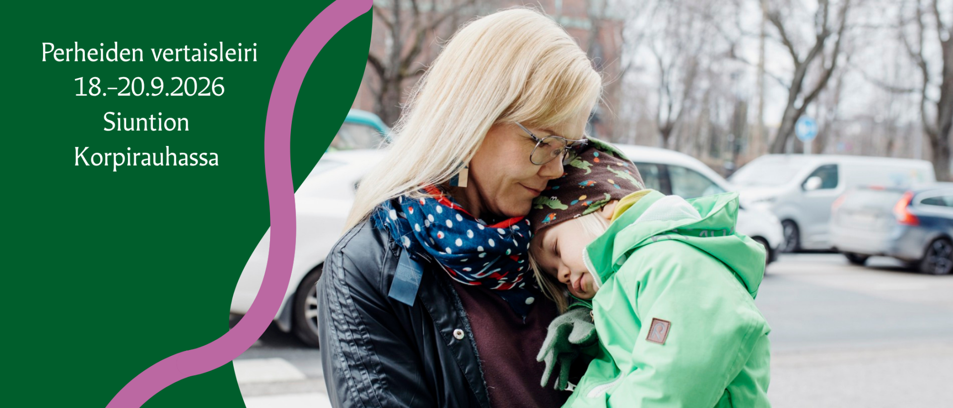 Kuvassa äiti seisoo sylissään leikki-ikäinen lapsi, taustalla pysäköityjä autoja. OIkeassa reunassa vihreällä pohjalla perheiden vertaisleiri 18.-20.9.2026 Siuntion Korpirauhassa.