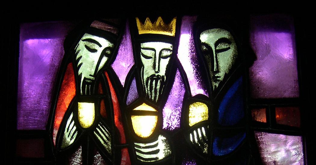 Kuvassa lasimaalaus jossa kolme viisasta miestä lahjojen kanssa.