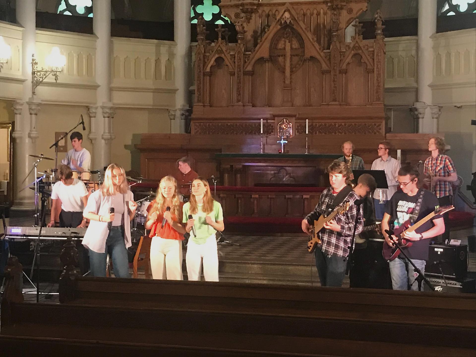 Ungdomar som spelar och sjunger i Johanneskyrkan.