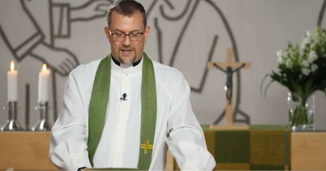 Kirkkoherra Jussi Mäkelä pitämässä saarnaa Vuosaaren kirkossa. Taustalla näkyy alttaritaulu. Liturginen väri on vihreä.