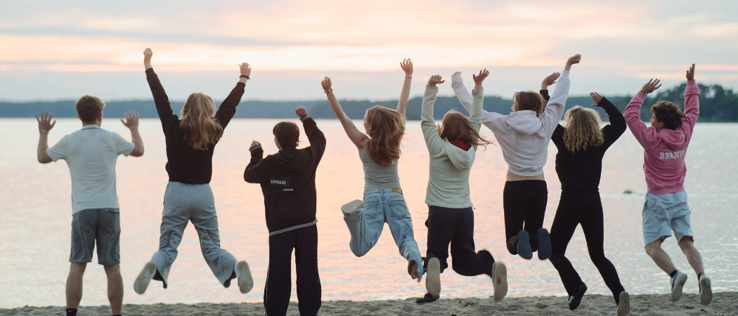 Ett gäng ungdomar på stranden på Lekholmen.