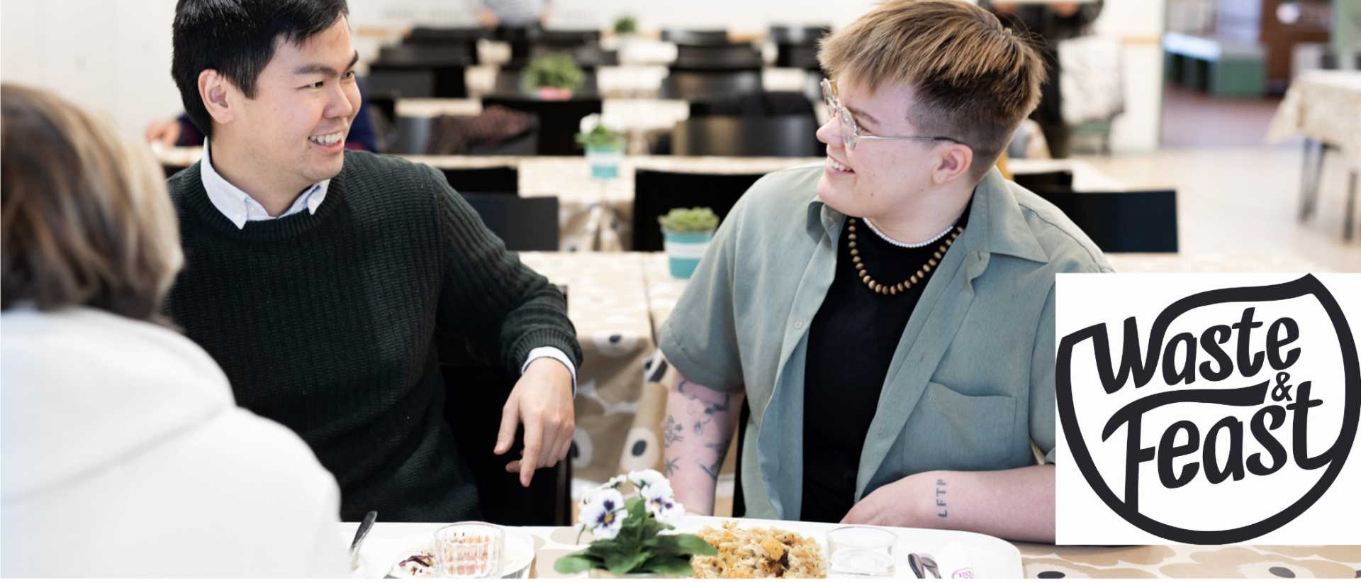 Kolme nuorta istuu ruokap&ouml;yd&auml;n &auml;&auml;ress&auml; juttelemassa