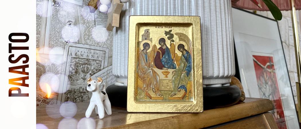 Vanhan pianon päällä koriste-esineitä ja ikoni jossa kuvattuna Pyhä Kolminaisuus.