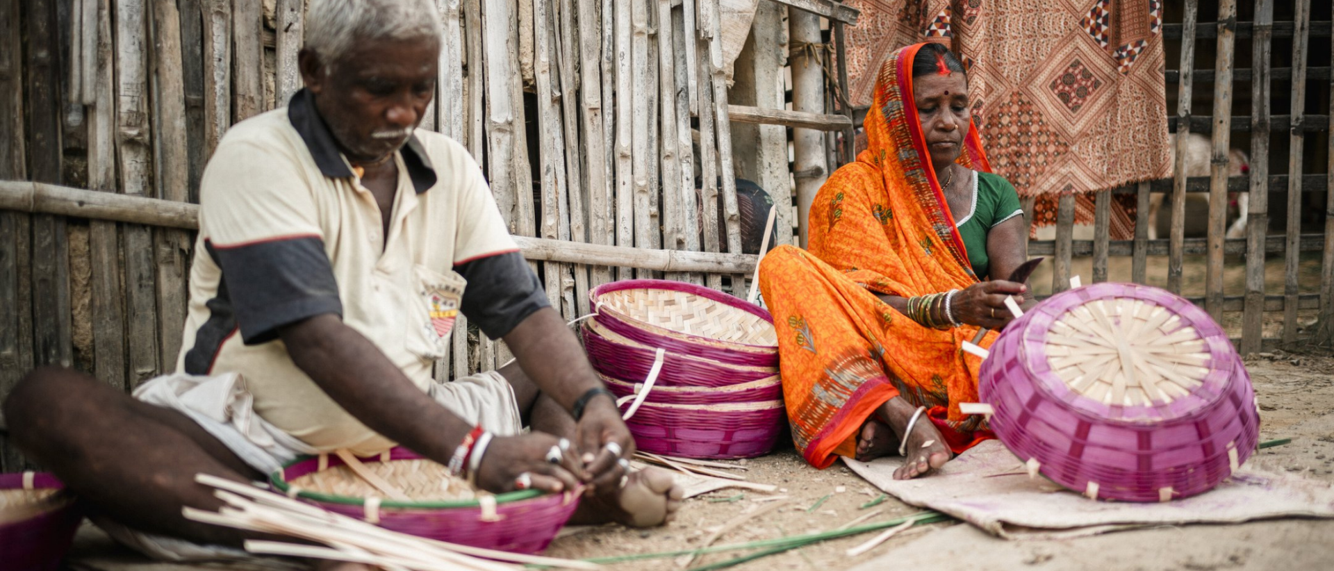 Nepalilainen iäkäs pariskunta punoo koreja