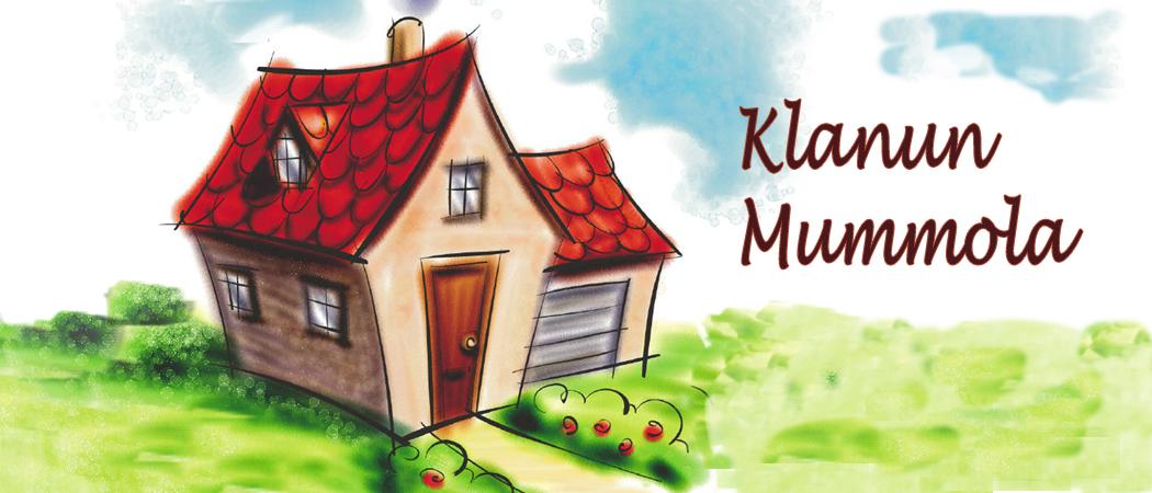 Piirretyssä kuvassa pieni paanukattuinen puutarhan ympäröimä talo ja teksti Klanun Mummola.