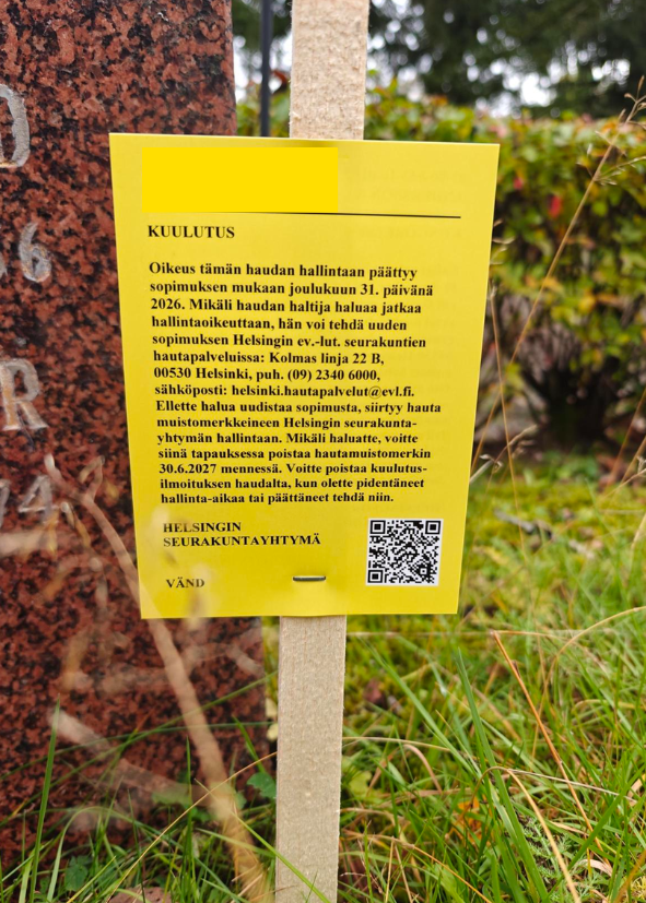 Haudalla oleva kuulutusilmoitus, teksti keltaisella pohjalla