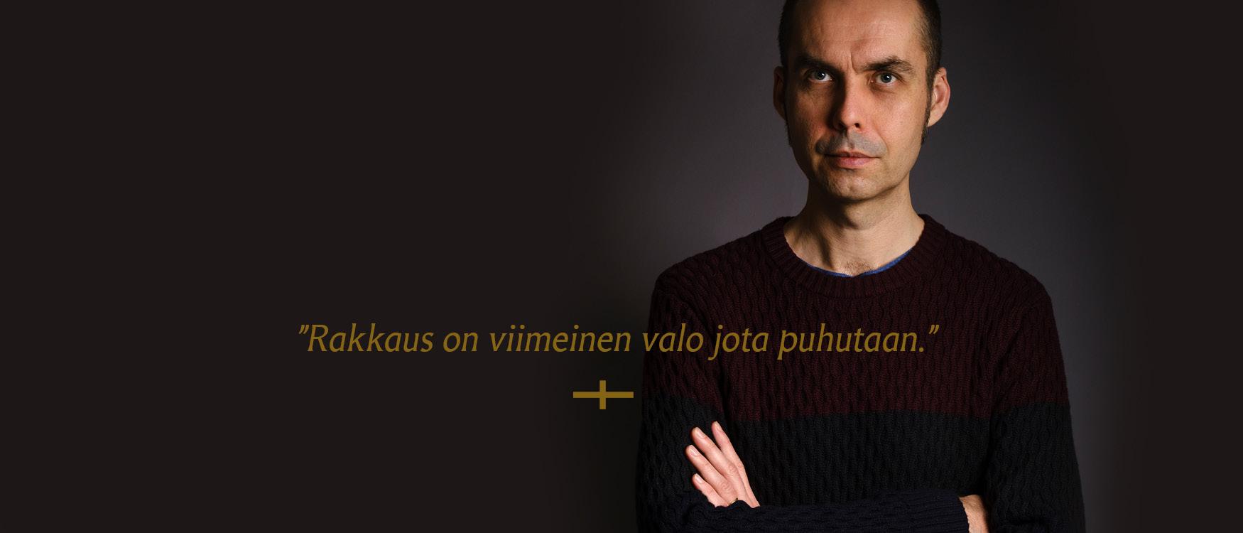 Antti Nylen mustaa taustaaa vasten, päällä teksti: Rakkaus on viimeinen  valo jota puhutaan.