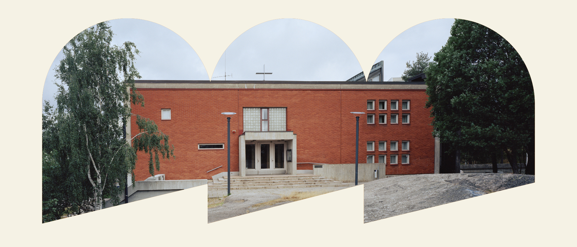 Vaalealla pohjalla kuva Pihlajamäen kirkosta