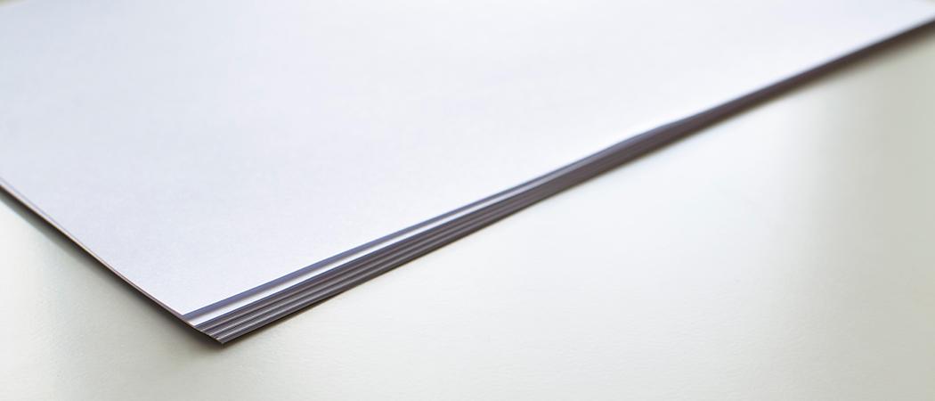 Valkoisia papereita valkoisella pöydällä