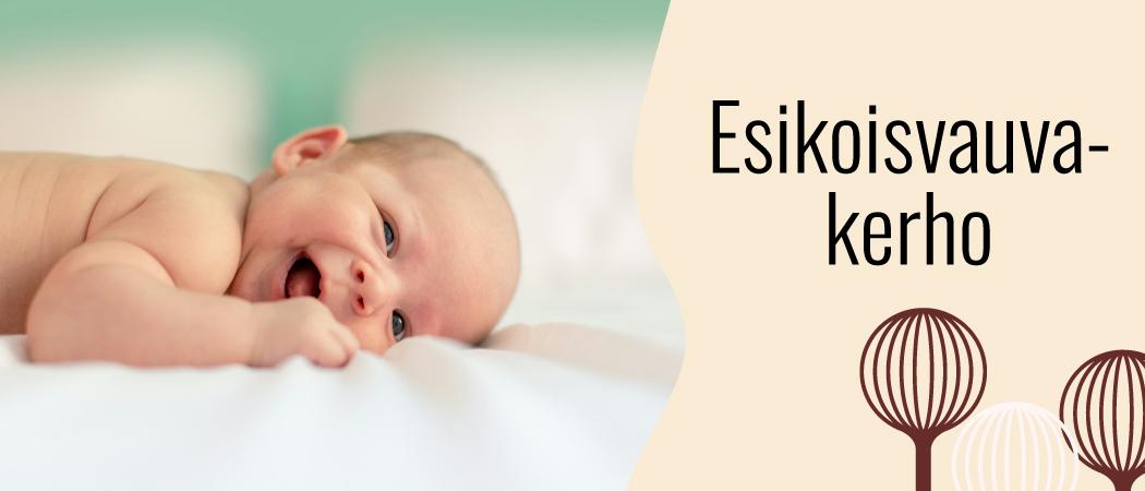 Vauva makaa sängyllä iloisena.