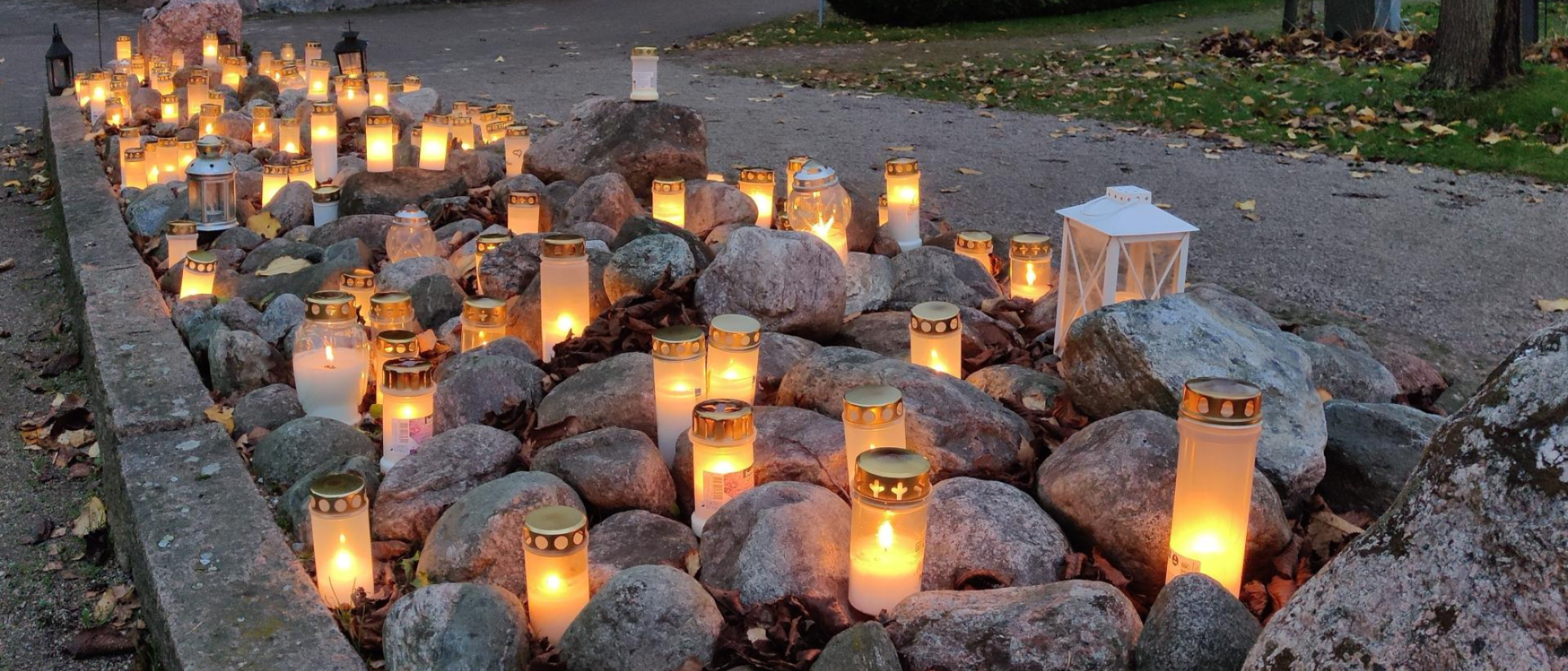 Palavia hautakynttil&ouml;it&auml; kivist&auml; rakennetulla hautausmaan muistelupaikalla