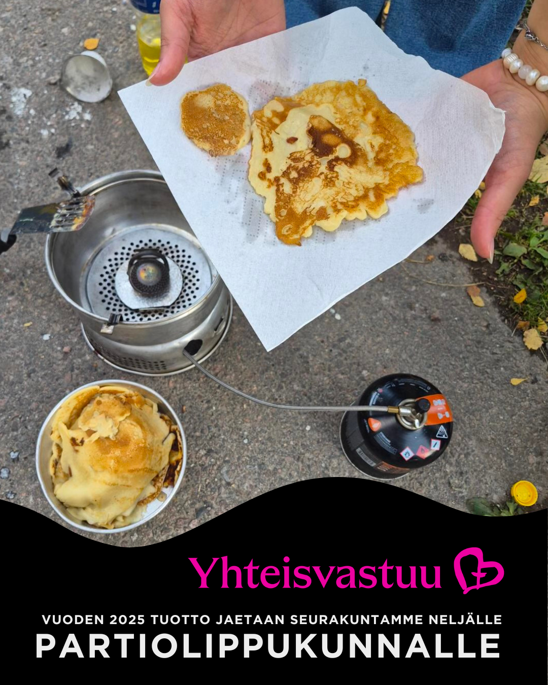 Taustalla trangia, jonka yläpuolella henkilö pitää kiinni talouspaperin päällä olevasta lätystä. Alal teksti: Yhteisvastuu vuoden 2025 tuotta jaetaan seurakuntamme neljälle partiolippukunnalle