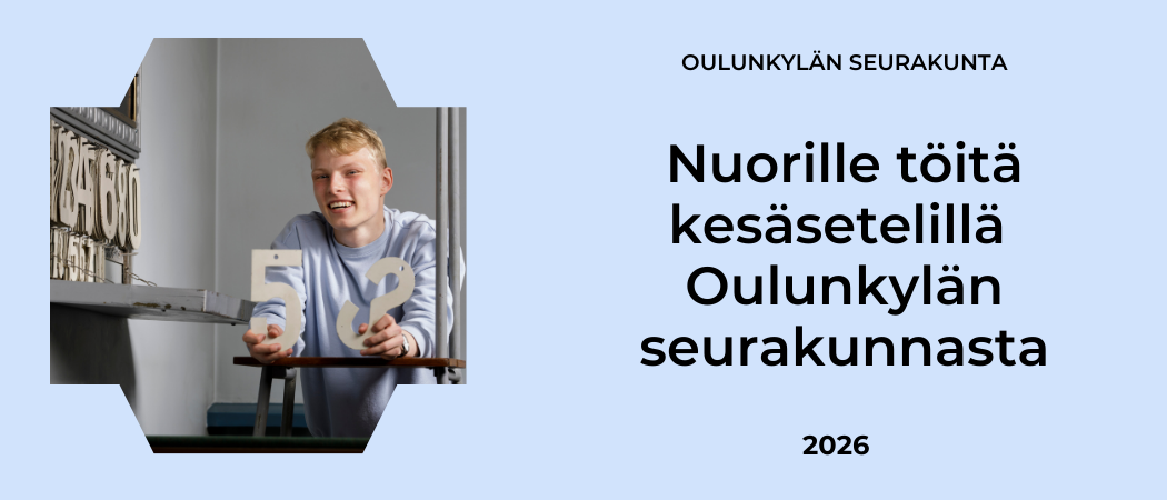 Henkilö pitelee virsinumeroita käsissään Käpylän kirkossa ja katsoo kameraan